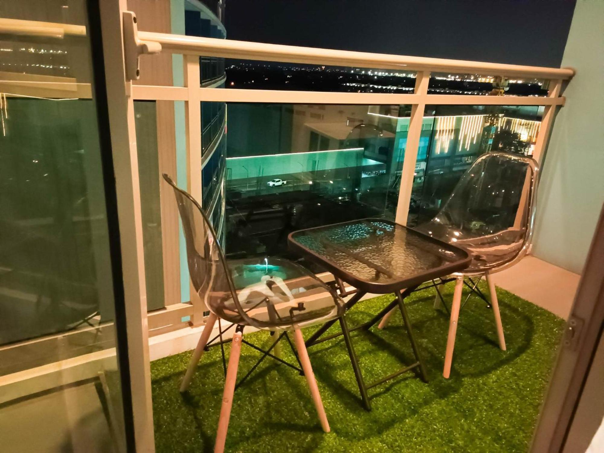 Beach Front Living In The Heart Of The City, Azure Residences 马尼拉 外观 照片